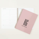 Chic Monogram Naam Modern Dusty Blush Pink Planner<br><div class="desc">Chic Monogram Initiaal Naam Modern Dusty Blush Pink Planner ontworpen door Life on Memory Lane. Prachtig ontwerp met twee initiaal monogram en scripty naam tekst. Personaliseer met uw monogram initialen en naam. We nodigen u uit om onze Zazzle-winkel, Life on Memory Lane, onze winkel te bezoeken voor bijpassende producten, geschenken,...</div>