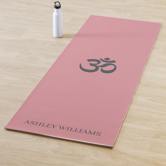 Chic Monogram om Symbol Dusty Pink Rose Yoga Mat (In situ)