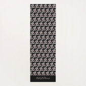 Chic Monogram Pastel Pink om Symbool Patroon Black Yogamat (Achterkant)