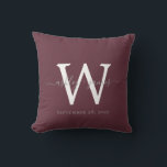 Chic Monogram Roze Trouwherinnering Kussen<br><div class="desc">Elegante kussen met monogram als trouwherinnering met jouw namen en trouwdatum in grijze handgeschreven chic schrijfletter calligrafie en monogram in moderne typografie op een roze achtergrond. Voeg eenvoudig jouw namen, monogram en trouwdatum toe. Geweldig cadeau voor een pasgetrouwd stel. Exclusief ontworpen voor jou door Happy Dolphin Studio. Als je hulp...</div>