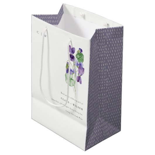  Chic Monogram Violet Floral Bunch Wedding Medium Cadeauzakje (Voorkant Gekanteld)