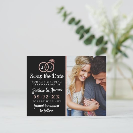 Chic Monogram Weddenrings sparen of ruilt de datum Aankondigingskaart (Staand voorkant)