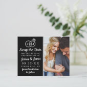 Chic Monogram Weddenrings sparen of ruilt de datum Aankondigingskaart (Staand voorkant)
