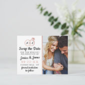 Chic Monogram Weddenrings sparen of ruilt de datum Aankondigingskaart (Staand voorkant)