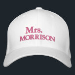 Chic Mrs Achternaam zwart roze wit Geborduurde Pet<br><div class="desc">Chique Mrs. Achternaam blush roze wit Geborduurd Honkbal Pet Verkrijgbaar in vele kleuren en opties</div>