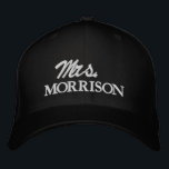 Chic Mrs Last Name zwarte en witte leuke bruiloft Geborduurde Pet<br><div class="desc">Chique Mrs. Achternaam zwart-wit schattig script bruiloft Geborduurd honkbal Pet Verkrijgbaar in vele kleuren en opties</div>