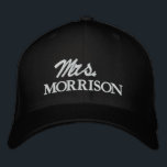 Chic Mrs Last Name zwarte en witte leuke bruiloft Geborduurde Pet<br><div class="desc">Chique Mrs. Achternaam zwart-wit schattig script bruiloft Geborduurd honkbal Pet Verkrijgbaar in vele kleuren en opties</div>