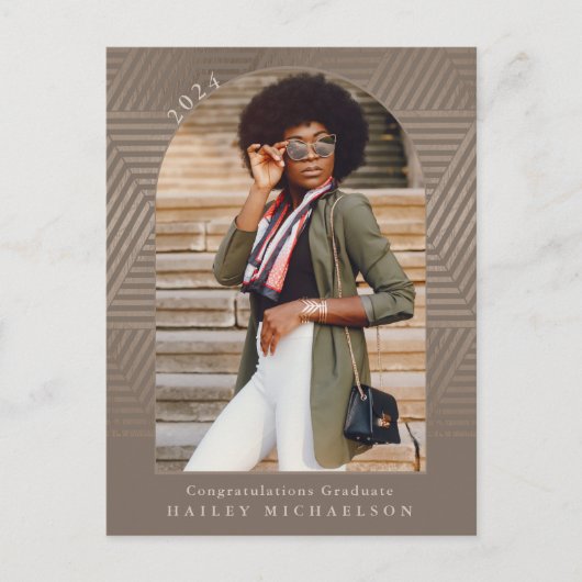 Chic Muted Geometric Print Afstuderen Aankondigingskaart (Voorkant)