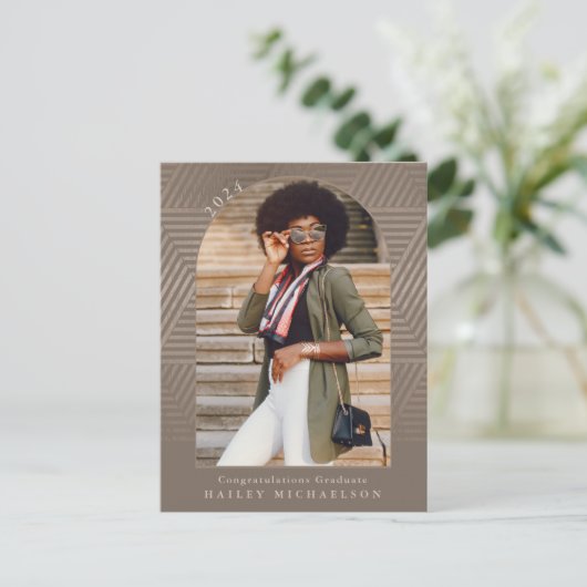 Chic Muted Geometric Print Afstuderen Aankondigingskaart (Staand voorkant)