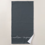 Chic Namen van Jonggehuwd Monogram OffBlack Strandlaken<br><div class="desc">Chic monogram badhanddoek met de namen van de jonggehuwden in handgeschreven witte elegante kalligrafie op een offblack achtergrond. Voeg eenvoudig uw namen toe. Perfect cadeau voor het jonggehuwd paar of verloofd paar. Exclusief ontworpen voor u door Happy Dolphin Studio. Als u hulp nodig hebt of bijpassende producten, neem dan contact...</div>