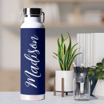Chic Navy Blauw Gepersonaliseerde Naam in Wit Scri Waterfles<br><div class="desc">Een chique marine blauwe gepersonaliseerde monogram waterfles voor een meisje of man die houdt van eenvoudige,  handgeschreven geschenken. Mooi wit cursief schrift langs de zijkant spelling uit jouw naam in de moderne typografie.</div>