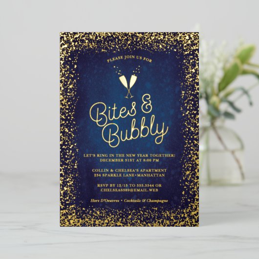 Chic Navy Blue Bites & Bubble Holiday Party Folie Uitnodiging (Staand Voorkant)