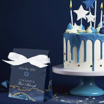 Chic Navy Blue Gold Agate Bat Mitzvah Fancy Partij Bedankdoosjes<br><div class="desc">Elegant marineblauw en goudmakelaar versiert deze moderne fancy Bat Mitzvah partij gunstig. De naam van je dochter is geschreven in een mooi,  formeel schrift onder de ster van David. Ideaal voor een chic,  stijlvolle joodse familie die een meisje viert dat naar de Torah wordt geroepen.</div>