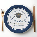 Chic Navy Blue Modern 2025 Afstudeerfeest Papieren Bordje<br><div class="desc">Deze moderne marineblauwe aangepaste afstudeerfeest borden zijn voorzien van uw middelbare school of college naam voor de klas van 2025. Pas je aan met je afstudeerjaar onder het chique handgeschreven script en grijs afstudeerders pet voor een geweldige gepersonaliseerde afstuderen party decor.</div>