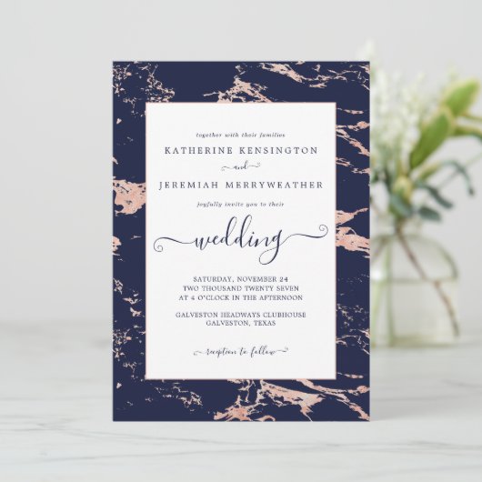 Chic Navy Blue Roos Gold Marble Wedding Kaart (Staand voorkant)