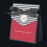 Chic Navy Strepen Rood Kleurblok Monogram Trouwdag Bedankdoosjes<br><div class="desc">Dit chic en elegante ontwerp heeft een modern kleurblokpatroon, perfect om een verfijnd tintje toe te voegen aan elk evenement. Het kunstwerk combineert klassieke marineblauwe en witte strepen met een gewaagde rode sectie, waardoor een opvallend visueel contrast ontstaat. Een luxe gouden monogram en een prominente zwarte vlinderdas voegen een gevoel...</div>