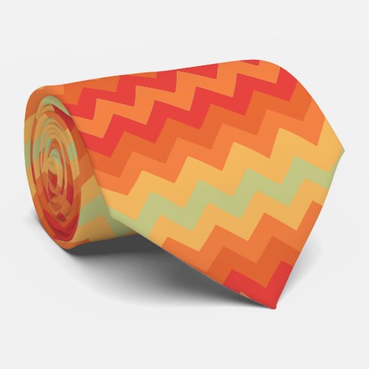 Chic Necktie: Oranje, rood, groene Chevrons Stropdas (Opgerold)