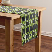 Chic Neon Citrus Green Black Pattern Korte Tafelloper (Voorbeeld)