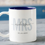 Chic New MRS. Custom Name Wedding Date Blue Tweekleurige Koffiemok<br><div class="desc">Cute,  modern koffie mok gezegde MRS in moderne typografie in dusty blauw met je familienaam in trendy script kalligrafie op een tweetalige koffiekoffie mok. Van het roze interieur maar beschikbaar in veel meer kleuren.</div>