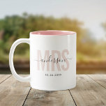 Chic New MRS. de Naam van de douane trouwdatum Blu Tweekleurige Koffiemok<br><div class="desc">Cute,  modern koffie mok gezegde MRS in moderne typografie in stomproze met je familienaam in trendy script kalligrafie op een tweetalige koffie mok. Van het roze interieur maar beschikbaar in veel meer kleuren.</div>