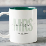 Chic Nieuwe MRS Custom Naam Trouwdatum Salie Groen Tweekleurige Koffiemok<br><div class="desc">Schattigee,  moderne koffie mok gezegde MRS in moderne typografie in salie groen met uw familienaam in trendy script kalligrafie op een twee-toned koffie mok. Liefhebber van het roze interieur,  maar verkrijgbaar in veel meer kleuren.</div>