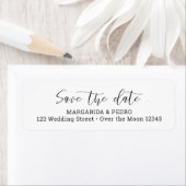 Chic Opslaan Datum Elegant Script Zwart Wit Eenvou Etiket (Insitu)