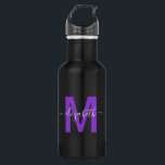 Chic Paars Driving Glitter Monogram Naam Waterfles<br><div class="desc">Deze chique gepersonaliseerde waterfles heeft een monogram initiaal in faux paarse met jouw naam in een elegant handgeschreven wit schrift op een achtergrond van zwart. Speciaal voor jou ontworpen door Extreme T - shirts!</div>