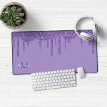 Chic Paars Sparkle Glitter Drift Monogram Bureaumat<br><div class="desc">Chique Paarse Sparkle Glitter Drips Monogram Muismat Desk Mat met onze trendy faux glitter druppels in luxe fabelachtige paarse. Neem contact met ons op via cedarandstring@gmail.com als u hulp nodig hebt bij het ontwerp of de bijbehorende producten.</div>