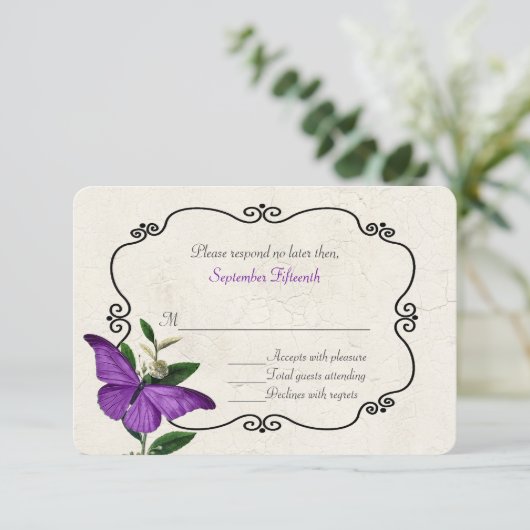 Chic  Paarse Butterflies Wedding RSVP Card (Staand voorkant)