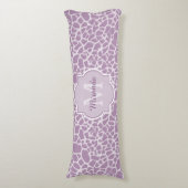 Chic Paarse Giraffe afdrukken met monogram en naam Lichaamskussen (Voorkant Verticaal)