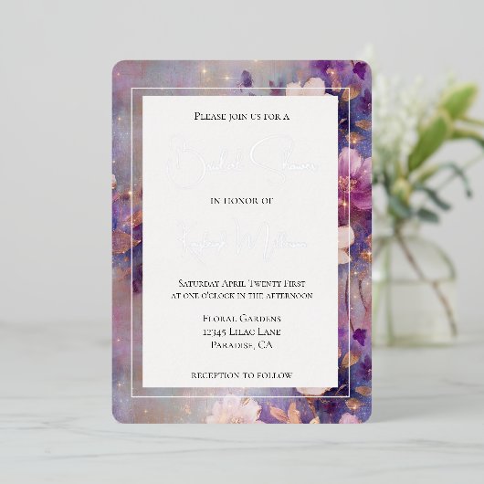 Chic Paarse Goud Witte Bloemen Vrijgezellenfeest Folie Uitnodiging (Staand Voorkant)