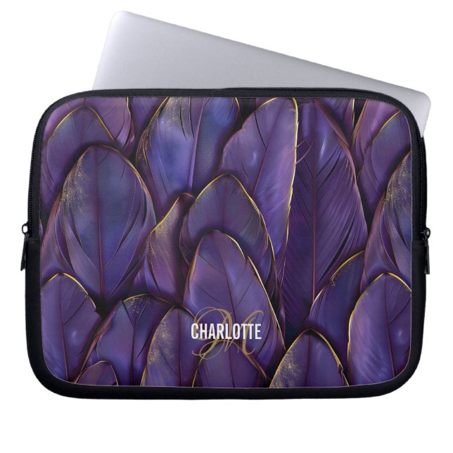 Chic paarse gouden veren monogram naam laptop sleeve (Voorkant)