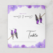 Chic Paarse kolibries en bloemblaadjes bruiloft Plaatskaartje (Buitenkant ongevouwen)