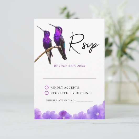 Chic Paarse kolibries en bloemblaadjes bruiloft RSVP Kaartje (Staand voorkant)