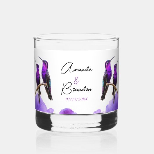 Chic Paarse kolibries en bloemblaadjes bruiloft Whisky Glas (Voorkant)