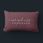 Chic Pas getrouwd de heer mevrouw Burgundy Monogra Kussen<br><div class="desc">Chic, modern monogrammus, met de tekst Mr. en Mrs. in wit elegant schrift. Voeg gewoon je getrouwde naam toe. Perfect geschenk voor het pas gehuwde paar. Exclusief voor u ontworpen door Happy Dolphin Studio. Neem contact met ons op via happydolphinstudio@outlook.com als je hulp of overeenkomende producten nodig hebt. We helpen...</div>