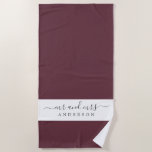 Chic Pas getrouwd de heer mevrouw Burgundy Monogra Strandlaken<br><div class="desc">Chic burgundy monogrammed strandhanddoek met de tekst Mr en Mrs in elegant script. Het kleurenzwarte bos wordt gebruikt voor elegante strandhanddoeken die u kunt aanpassen met uw getrouwde naam. Perfect geschenk voor het pas gehuwde paar. Exclusief voor u ontworpen door Happy Dolphin Studio.</div>