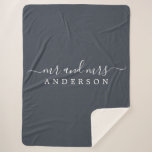 Chic Pas getrouwd de heer mevrouw Charcoal Blue Mo Sherpa Deken<br><div class="desc">Een moderne, monogrammed-houtskoolblauwe sherpa-deken met de tekst Mr en Mrs. in wit elegant script. Voeg gewoon je getrouwde naam toe. De kleur houtskool blauw wordt gebruikt voor dit stijlvolle ontwerp. Perfect luxe cadeau voor het pas gehuwde koppel. Neem contact met ons op via happydolphinstudio@outlook.com als je hulp of overeenkomende producten...</div>
