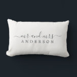 Chic Pas getrouwd de heer Mrs Black White Monogram Kussen<br><div class="desc">Chique, modern monogrammatig zwart-wit kussen met de tekst meneer en mevrouw in off-black elegant script op een witte achtergrond. Voeg gewoon je naam toe. Perfect cadeau voor het pasgetrouwde stel. Exclusief voor u ontworpen door Happy Dolphin Studio. Als u hulp of bijpassende producten nodig heeft, neem dan contact met ons...</div>