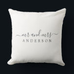 Chic Pas getrouwd de heer Mrs Black White Monogram Kussen<br><div class="desc">Chique, modern monogrammatig zwart-wit kussen met de tekst meneer en mevrouw in off-black elegant script op een witte achtergrond. Voeg gewoon je naam toe. Perfect cadeau voor het pasgetrouwde stel. Exclusief voor u ontworpen door Happy Dolphin Studio. Als u hulp of bijpassende producten nodig heeft, neem dan contact met ons...</div>