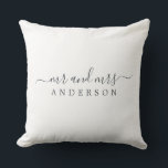 Chic Pas getrouwd de heer Mrs Black White Monogram Kussen<br><div class="desc">Chique, modern monogrammatig zwart-wit kussen met de tekst meneer en mevrouw in off-black elegant script op een witte achtergrond. Voeg gewoon je naam toe. Perfect cadeau voor het pasgetrouwde stel. Exclusief voor u ontworpen door Happy Dolphin Studio. Als u hulp of bijpassende producten nodig heeft, neem dan contact met ons...</div>