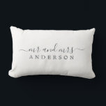 Chic Pas getrouwd de heer Mrs Black White Monogram Kussen<br><div class="desc">Chique, modern monogrammatig zwart-wit kussen met de tekst meneer en mevrouw in off-black elegant script op een witte achtergrond. Voeg gewoon je naam toe. Perfect cadeau voor het pasgetrouwde stel. Exclusief voor u ontworpen door Happy Dolphin Studio. Als u hulp of bijpassende producten nodig heeft, neem dan contact met ons...</div>