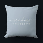 Chic Pas getrouwd de heer Mrs Blue Monogram Kussen<br><div class="desc">Een moderne monogrammaticale kussen met de tekst Mr en Mrs. in een wit elegant script op een blauwe achtergrond. Het kleurenrendez-vous blauw wordt gebruikt voor dit stijlvolle ontwerp. Voeg gewoon je getrouwde naam toe. Perfect geschenk voor het pas gehuwde paar. Exclusief voor u ontworpen door Happy Dolphin Studio. Neem contact...</div>