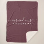 Chic Pas getrouwd de heer Mrs Burgundy Monogram Sherpa Deken<br><div class="desc">Chic, modern monogrammed burgundy sherpa deken met de tekst Mr en Mrs. in wit elegant script. Voeg gewoon je getrouwde naam toe. De kleur Bourgogne wordt gebruikt voor dit stijlvolle ontwerp. Perfect luxe cadeau voor het pas gehuwde koppel. Neem contact met ons op via happydolphinstudio@outlook.com als je hulp of overeenkomende...</div>