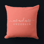 Chic Pas getrouwd de heer Mrs Coral Monogram Kussen<br><div class="desc">Een moderne monogrammaticale kussen met de tekst Mr en Mrs. in een wit elegant script op een koraalachtergrond. Voeg gewoon je getrouwde naam toe. Perfect geschenk voor het pas gehuwde paar. Exclusief voor u ontworpen door Happy Dolphin Studio. Neem contact met ons op via happydolphinstudio@outlook.com als je hulp of overeenkomende...</div>