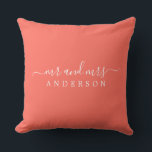 Chic Pas getrouwd de heer Mrs Coral Monogram Kussen<br><div class="desc">Een moderne monogrammaticale kussen met de tekst Mr en Mrs. in een wit elegant script op een koraalachtergrond. Voeg gewoon je getrouwde naam toe. Perfect geschenk voor het pas gehuwde paar. Exclusief voor u ontworpen door Happy Dolphin Studio. Neem contact met ons op via happydolphinstudio@outlook.com als je hulp of overeenkomende...</div>