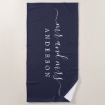 Chic Pas getrouwd de heer Mrs Dark Blue Monogramme Strandlaken<br><div class="desc">Een donkerblauwe monogrammed badhanddoek met de grote tekst Mr. en Mrs. in wit elegant script. Je kunt deze elegante badhanddoek aanpassen met je getrouwde naam. Perfect geschenk voor het pas gehuwde paar. Exclusief voor u ontworpen door Happy Dolphin Studio.</div>