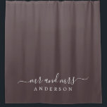 Chic Pas getrouwd de heer Mrs Dark Burgundy Monogr Douchegordijn<br><div class="desc">Chic dark bogundy monogram douchegordijn met de tekst Mr en Mrs. in wit elegant script. De kleurenjohanneschip wordt gebruikt voor dit stijlvolle design dat u kunt aanpassen met uw getrouwde naam. Perfect luxe cadeau voor het pas gehuwde koppel. Exclusief voor u ontworpen door Happy Dolphin Studio.</div>