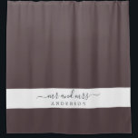 Chic Pas getrouwd de heer Mrs Dark Burgundy Monogr Douchegordijn<br><div class="desc">Chic dark bogundy monogram douchegordijn met de tekst Mr en Mrs. in een zwart elegant script. De kleurenjohanneschip wordt gebruikt voor dit stijlvolle design dat u kunt aanpassen met uw getrouwde naam. Perfect luxe cadeau voor het pas gehuwde koppel. Exclusief voor u ontworpen door Happy Dolphin Studio.</div>