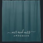 Chic Pas getrouwd de heer Mrs Dark Emerald Monogra Douchegordijn<br><div class="desc">Chic dark emerald monogram douchegordijn met de tekst Mr en Mrs. in wit elegant script. De kleur deep emerald wordt gebruikt voor dit stijlvolle design dat u kunt aanpassen met uw getrouwde naam. Perfect luxe cadeau voor het pas gehuwde koppel. Exclusief voor u ontworpen door Happy Dolphin Studio.</div>